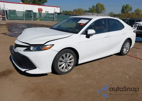 2018 Toyota Camry Le z USA, uszkodzony, nr VIN 4T1B11HK6JU627132